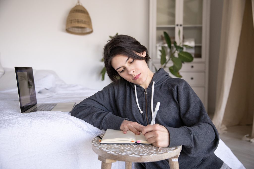 femme qui écrit